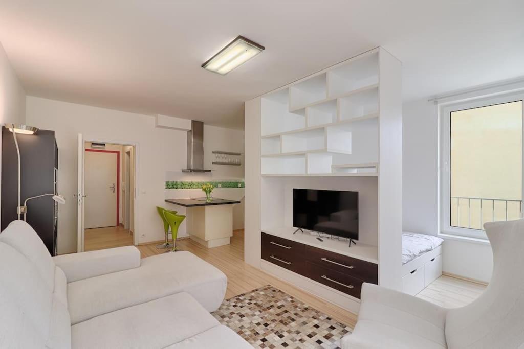 Peace And Comfort Near Center With Balcony, 500mb Wifi