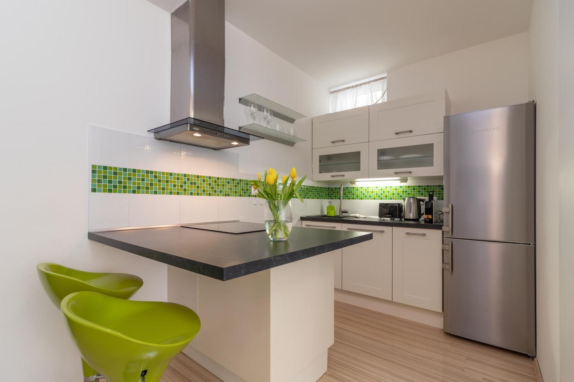 Peace And Comfort Near Center With Balcony, 500mb Wifi * Praga