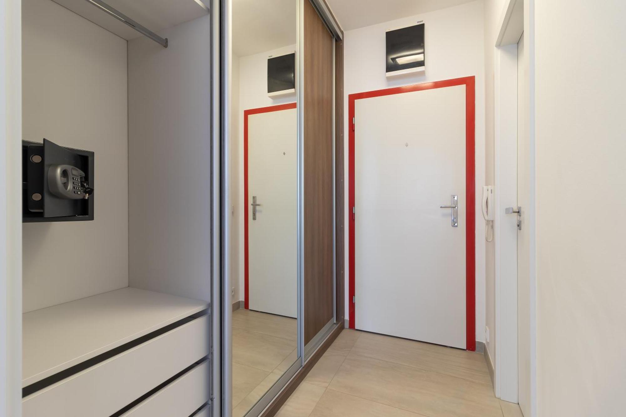 Peace And Comfort Near Center With Balcony, 500mb Wifi Appartamento Praga